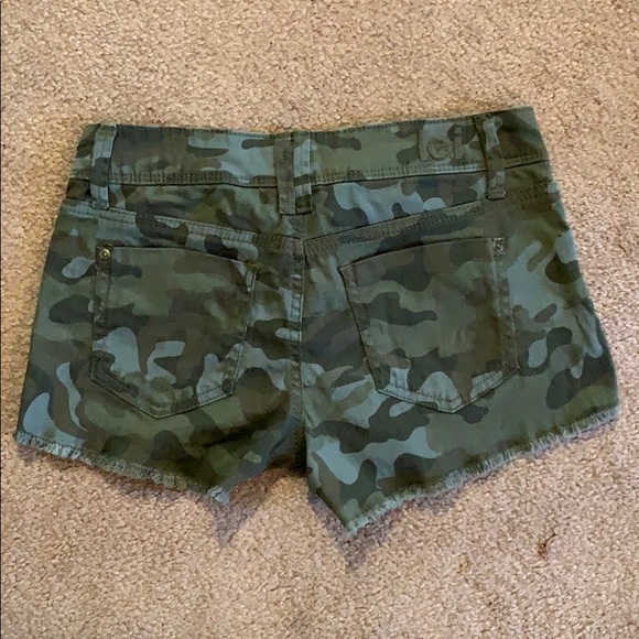 L.E.I. Ashley Low Rise camo shorts sz 3 - Picture 2 of 4